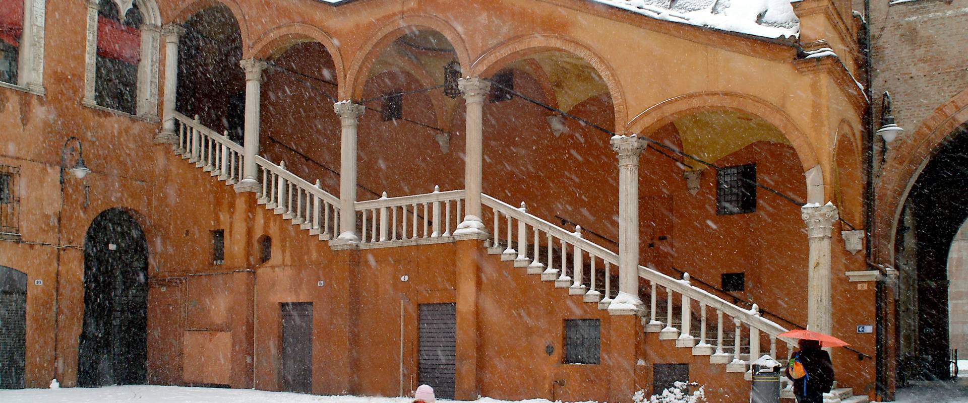 piazza Municipale con la neve foto di baraldi